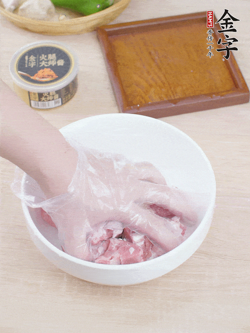 豬小排，加1勺料酒、1勺蠔油、1/3勺白胡椒粉、淀粉，抓拌均勻腌漬30分鐘。青椒去蒂去籽切塊。洋蔥去皮切塊。