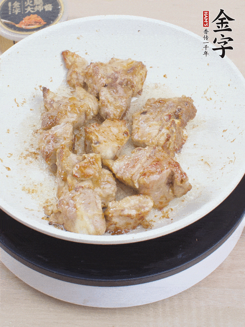 油4成熱，下小排煎炒至邊緣微微發(fā)焦。