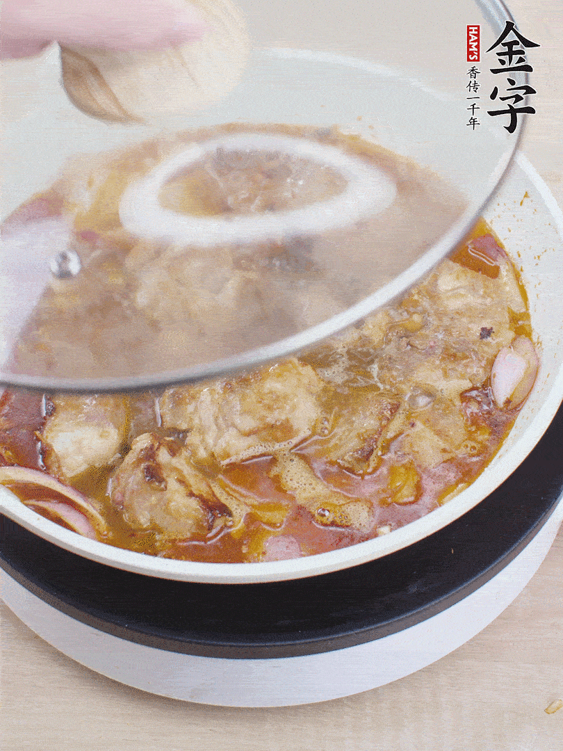 下小排翻炒，加1勺生抽、1點白砂糖和少許水燜2分鐘。
