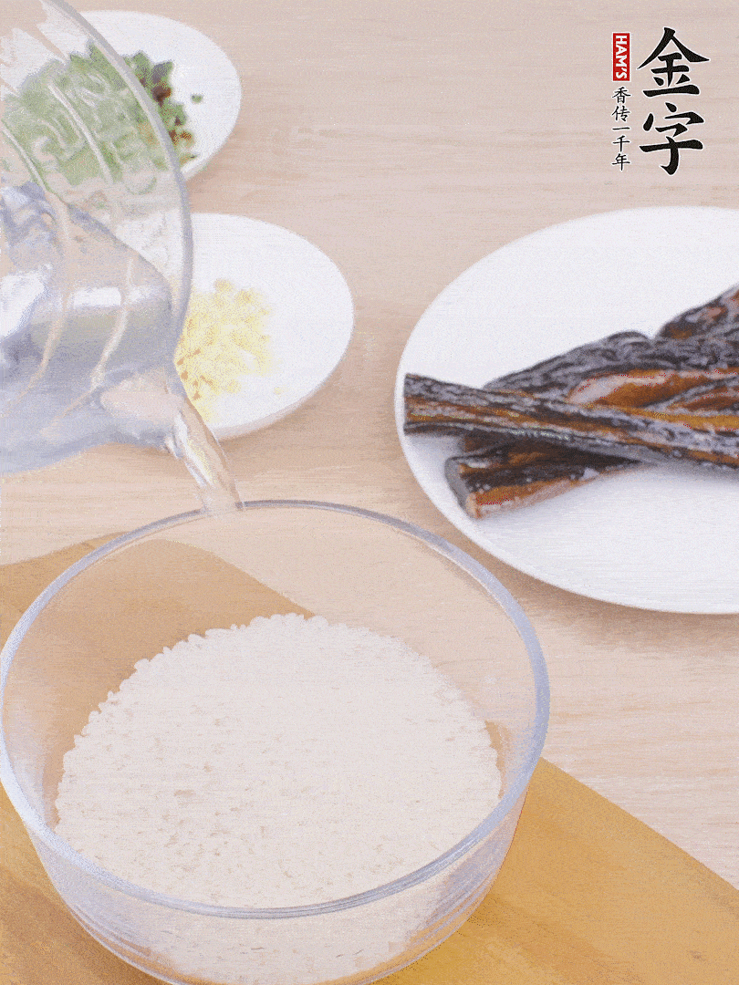 大米提前用清水浸泡1小時。