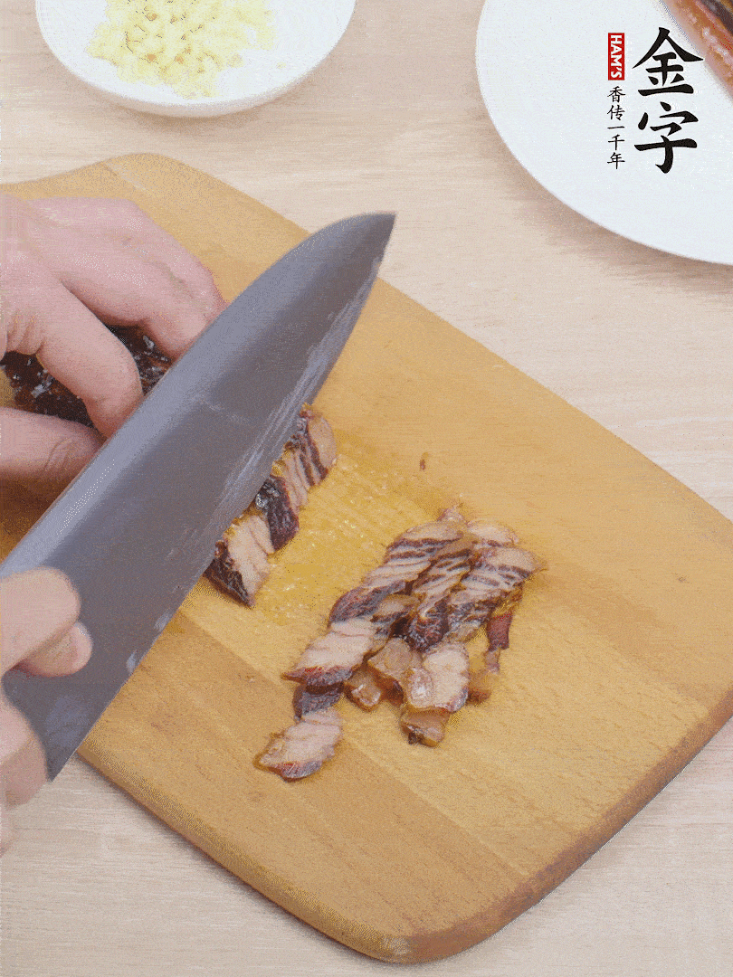 金字醬油肉切薄片。