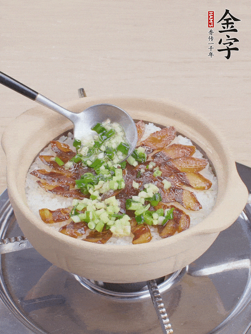 倒蔥姜醬再燜1分鐘。（也可以淋點(diǎn)生抽）