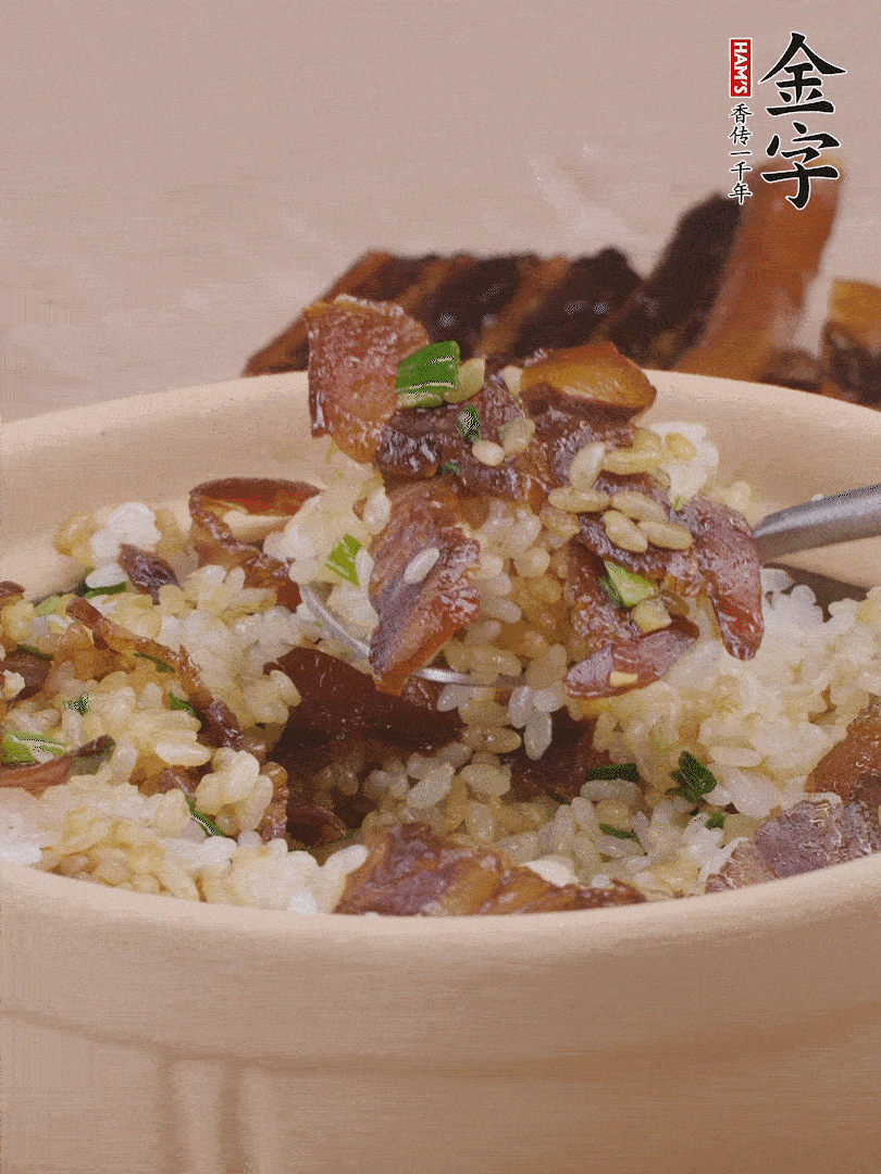 揭蓋后撒點(diǎn)蔥花裝飾，趁熱拌勻。