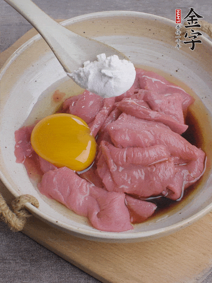 牛肉切片，雞蛋1個(gè)、水2勺、料酒1/2勺、生抽1/2勺、生粉1勺腌15分鐘。