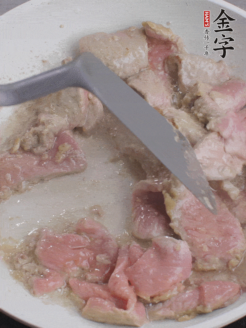 鍋中少油，下牛肉炒至變色。（盛出來(lái)）