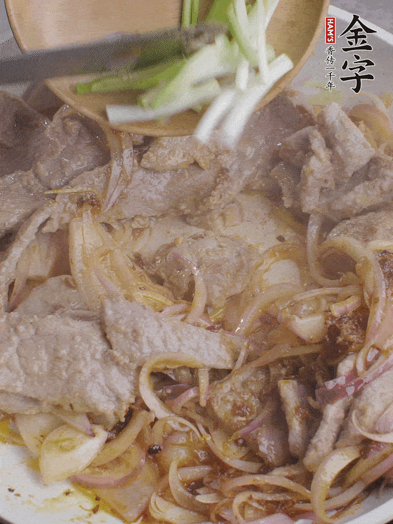下牛肉、蔥段快炒。