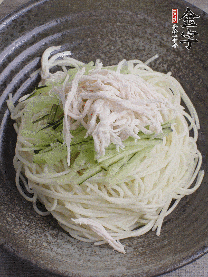 堿水面（熟）倒入大碗中，鋪上黃瓜絲、雞絲。