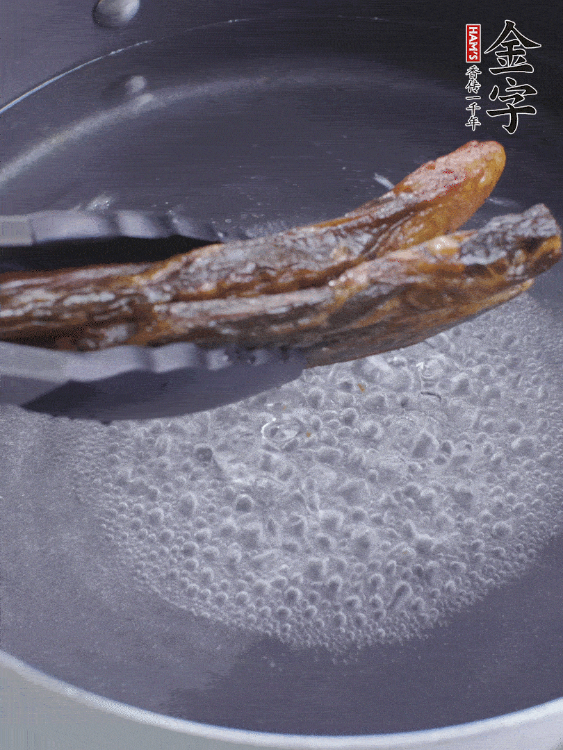 金字醬油肉水煮15分鐘，切薄片。