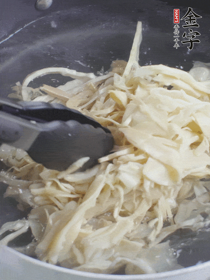 糯米筍焯水1分鐘，過涼水，擠干水份。