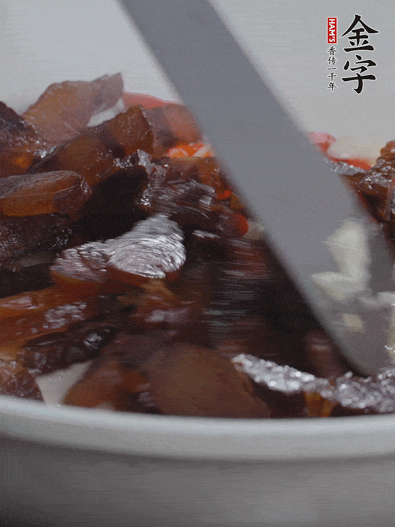 下醬油肉，煸出油脂。