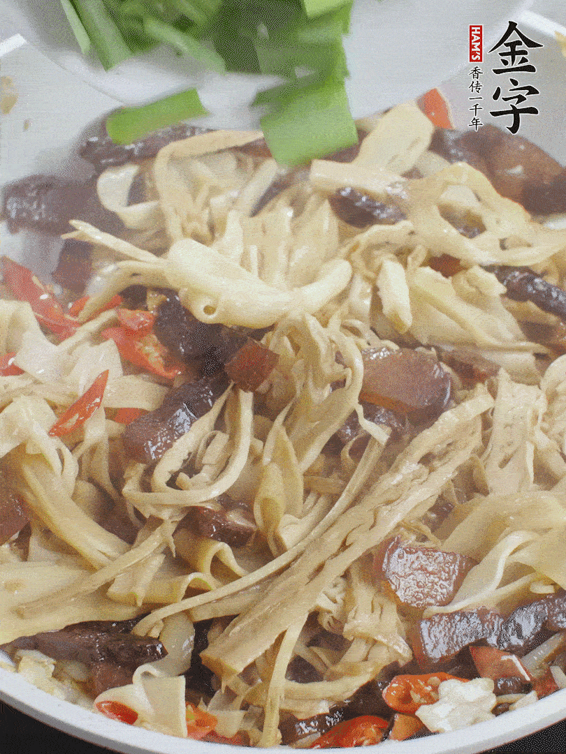 翻炒均勻，下蒜葉。