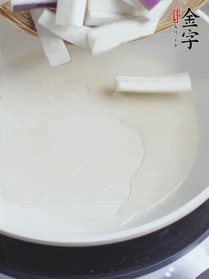杭茄洗凈去蒂，縱向剖成4份，切成長(zhǎng)10cm左右的段。白洋蔥切絲?？谀⑾磧羧サ舯?。紅椒切菱形片。