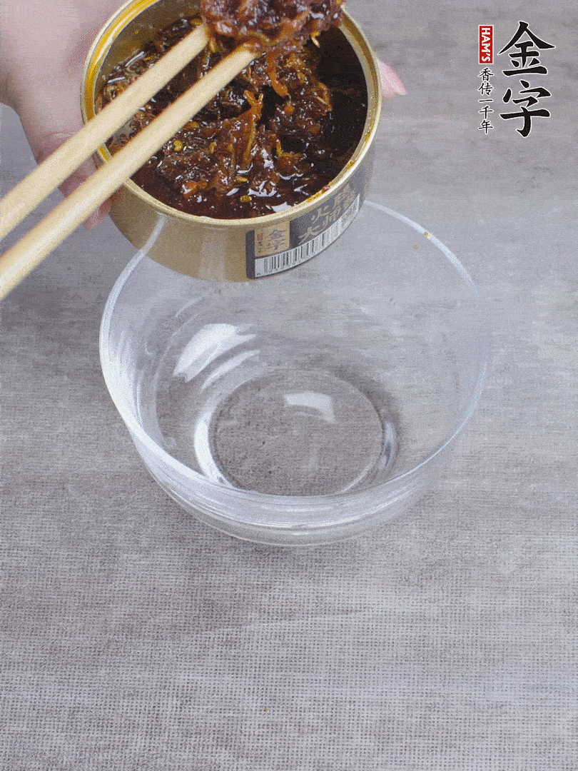 金字火腿大師醬2勺、醬油1勺、白砂糖1/2勺調(diào)勻。