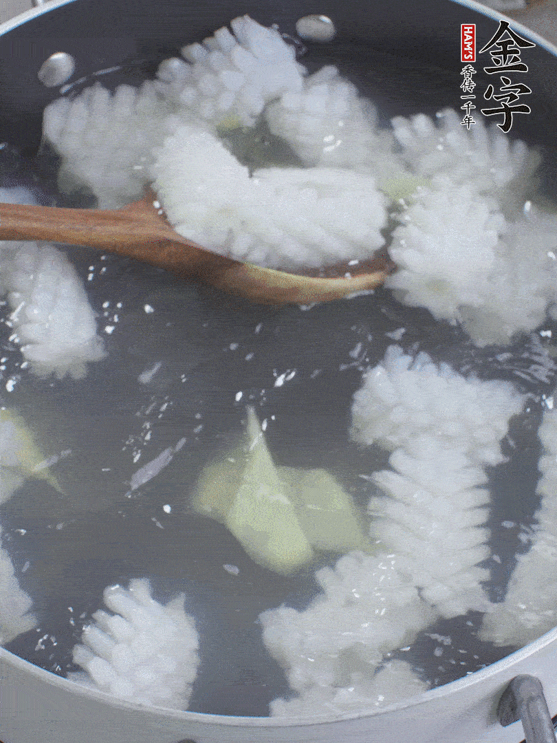 魷魚解凍后，加姜片、料酒汆燙30秒。