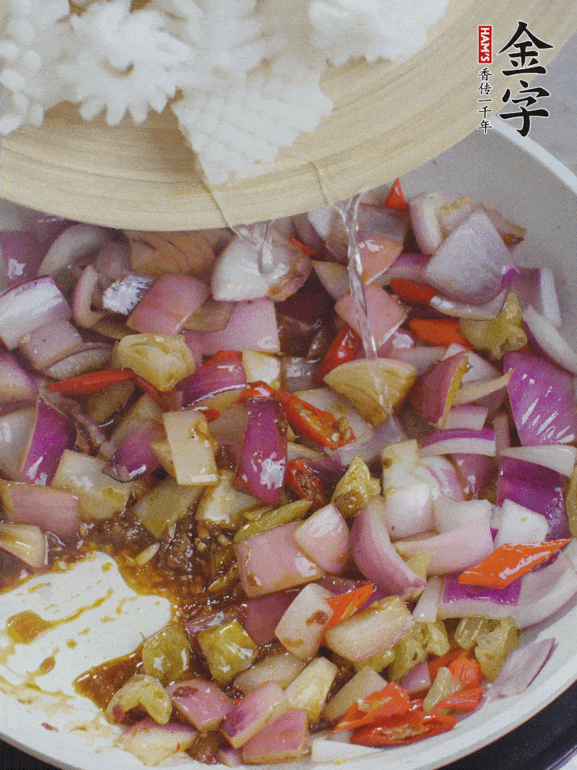 下魷魚花，2勺料酒炒勻。
