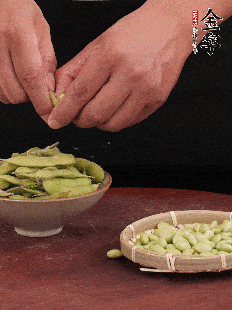 新鮮毛豆剝殼。