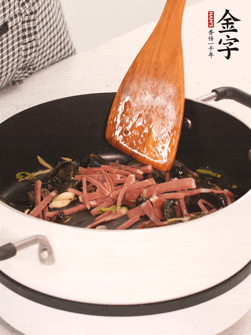 加入火腿煸炒一會(huì)，倒入開水燉煮15分鐘。