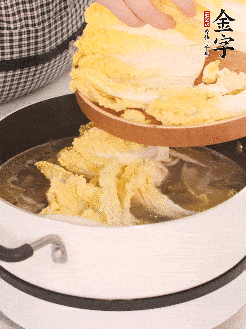 放入娃娃菜、金針菇再燉煮5分鐘。