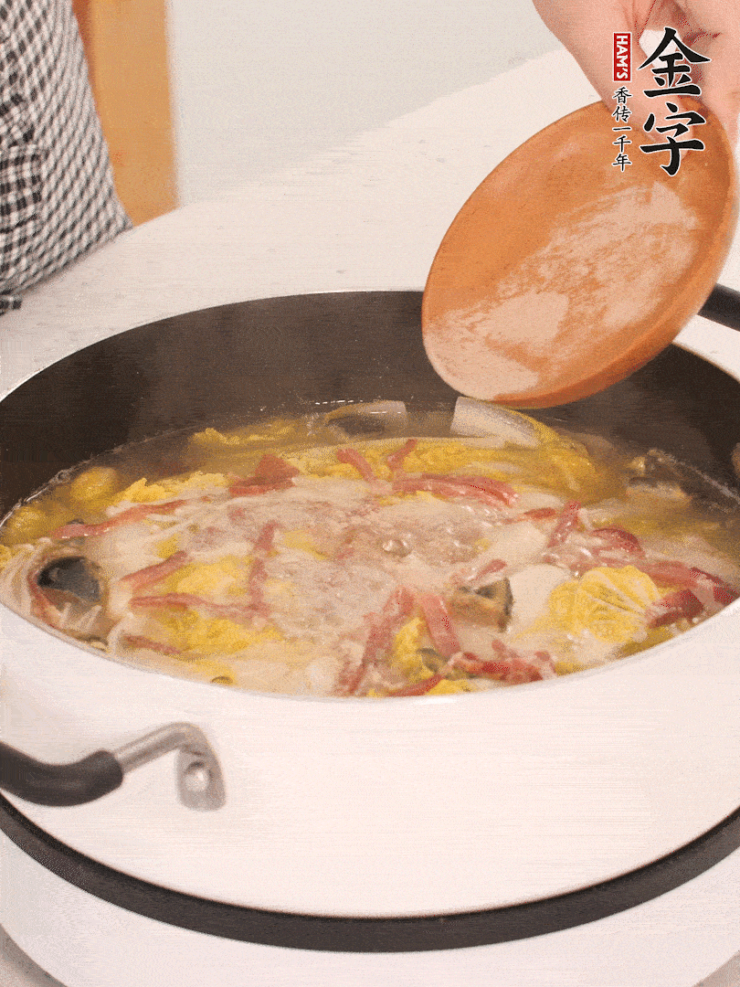 加適量的白胡椒調(diào)味。