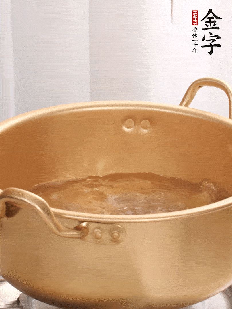 排骨加姜片、料酒，冷水下鍋焯水，撇去浮沫。