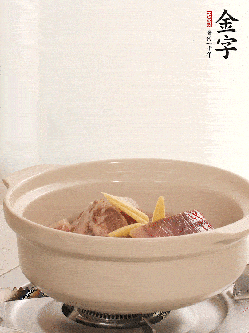 湯鍋放入排骨、火腿、姜，加適量水。煮開后轉(zhuǎn)小火燉40分鐘。