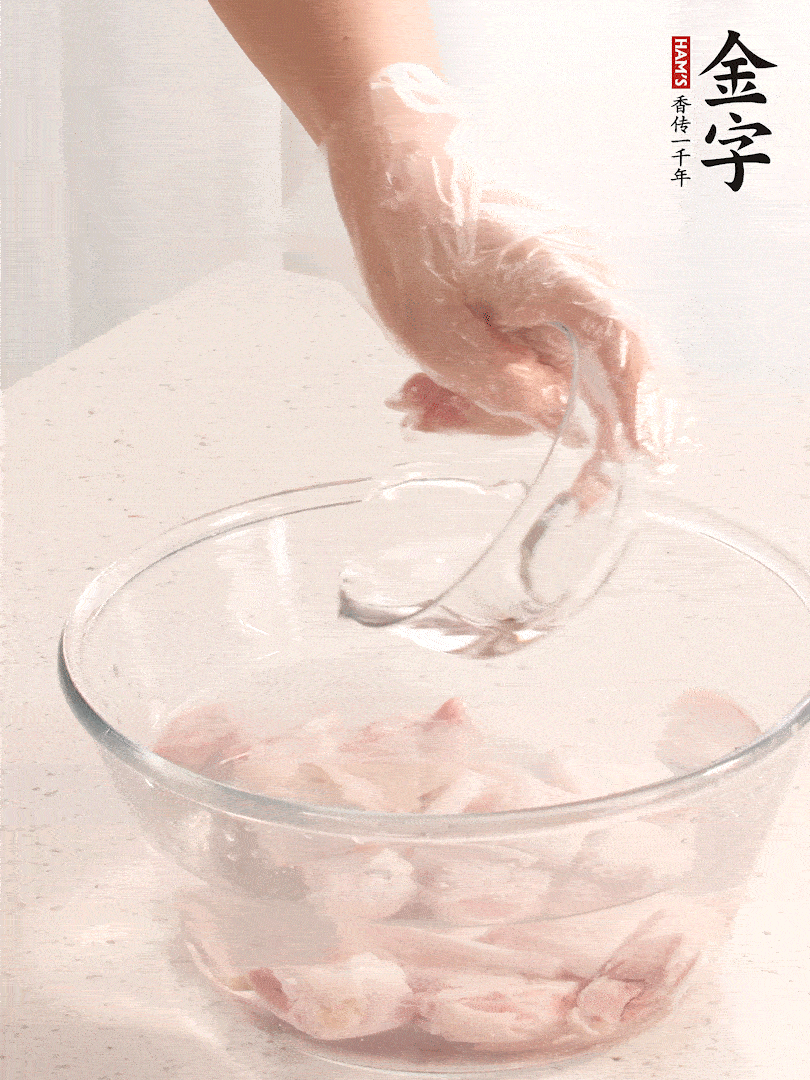 豬蹄除去雜毛、刮去油膩，斬成大塊，冷水浸泡半小時(shí)出血水，冷水下鍋，放入姜片、醋去腥，水燒開(kāi)大約2分鐘，撈出。（白醋能夠讓豬蹄更白凈）