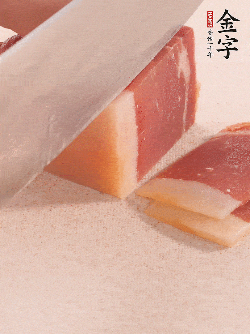 金字火腿切片，溫水浸泡5分鐘。