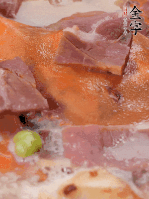 放適量料酒、清水煮到沸騰，再下蟹塊燜煮8分鐘。