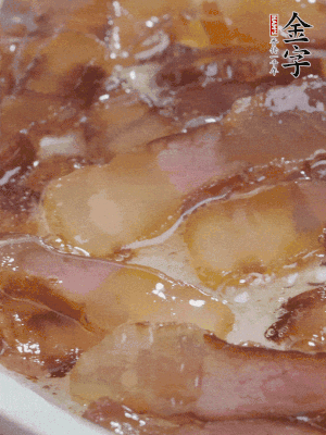 油5成熱，醬油肉煸香。