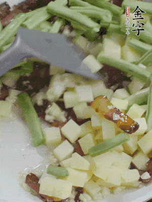 下蒜末、豆角、土豆塊翻炒。