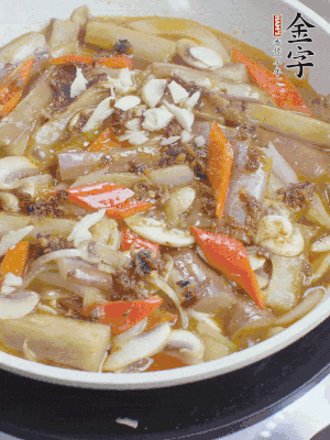 撒蒜末、香菜末。