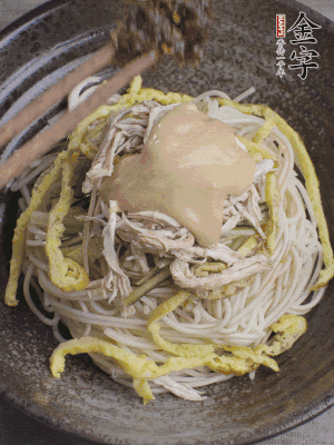 生抽1勺、醋1勺、芝麻醬1勺、金字火腿大師醬1勺。