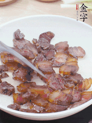 熱鍋少油，醬油肉煸出油脂，盛出。