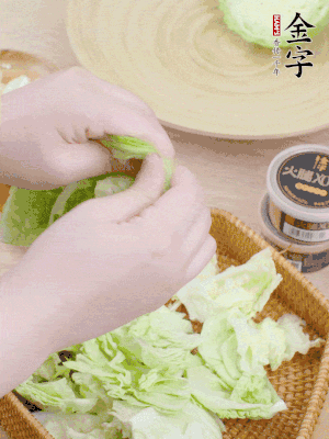 卷心菜掰成小片。