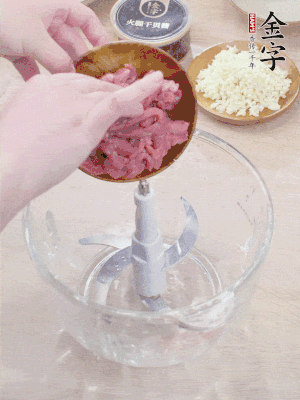江南野筍干浸泡至軟；豬五花肉切薄片；腐皮改刀切成長(zhǎng)方形。