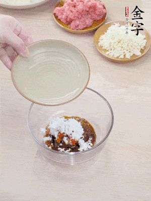 熱油起鍋，五花肉煸出油脂，表面微微發(fā)黃。