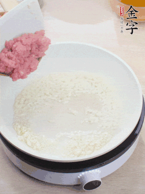 下火腿片、筍干均勻翻炒后，加2勺料酒、適量清水。