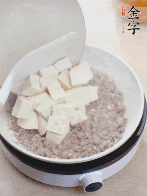 蓋蓋燉煮20分鐘后，加腐皮，撒一點(diǎn)枸杞。