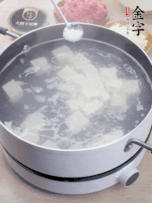 豆腐切成大小均勻正方體，鍋內(nèi)放水，加一點(diǎn)鹽焯水10秒。