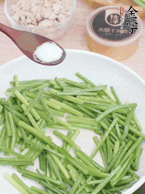 起鍋熱油，下韭菜苔炒至變色。加少許鹽。