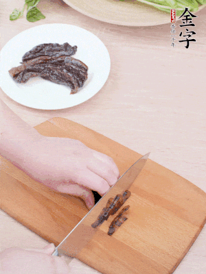 金字醬油肉下鍋煮10分鐘，切薄片。