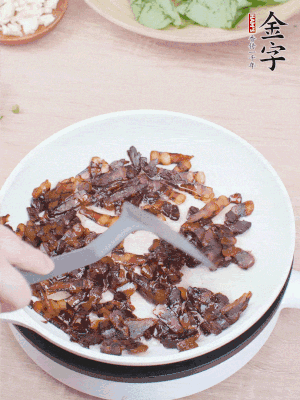 起鍋熱油，煸香醬油肉，撥拉到一邊。