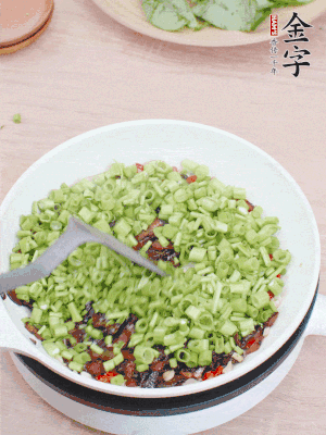 下菜梗翻炒，混合醬油肉。