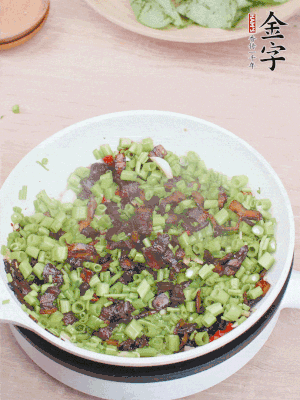 1勺生抽、1勺蠔油、1點(diǎn)點(diǎn)白糖調(diào)味。