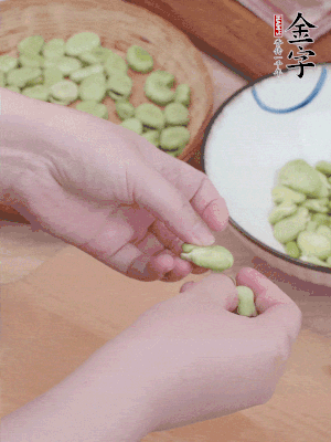 蠶豆剝殼，去掉豆衣，切碎。