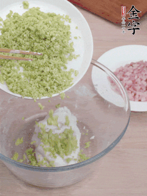 糯米粉邊揉邊加水，成團(tuán)后揉進(jìn)蠶豆、咸肉。