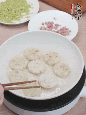 鍋中涼油，慢煎至兩面有脆殼。（油可以多一點）