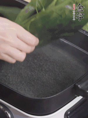 粽葉入沸水煮1分鐘，翻面再煮1分鐘，清洗干凈加水浸泡。