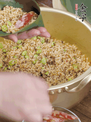 兩片粽葉1/2處葉尾相疊，中間卷成圓錐后裝入餡料。