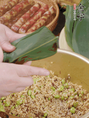 粽葉往下折，完全蓋住，兩側捏緊。